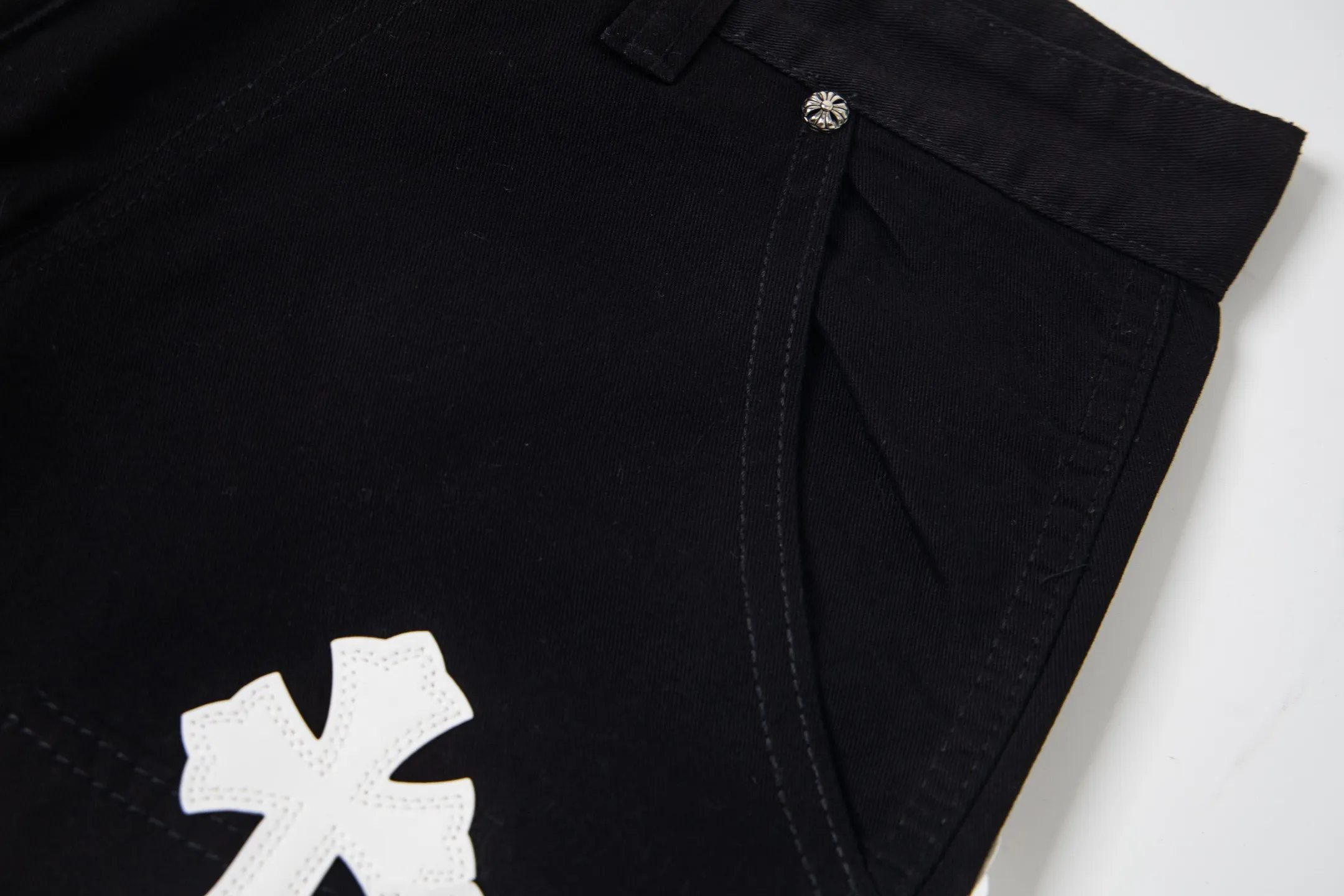 P260 Chrome Hearts Chrome Hearts black denim with white and blue multi-leather hot jeans. CH jeans need to be washed and then disassembled and hand-stitched with sheepskin cross leather and then spliced ​​to complete. The whole piece has too many craftsmanship to explain. The patchwork cross pattern is embellished, and the high-waisted washed jeans! ! Absolutely high-end luxury products, god-level single products, super popular products, made with top heavy industry, a magic weapon that cannot be missed. About Kroxin This is an extremely luxurious fashion brand, which can also be called the aristocrats of the high street. It has always been an exclusive brand for some hipsters or rich second generation. Compared with ordinary high streets, it is more luxurious and noble. Compared with luxury brands, it has a more fashionable personality and has always been a brand that I have a special liking for. Style number: 1765# Color: black Size: 28 30 32 34 36